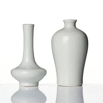 A pair of white glazed vases, Qing dynasty, 18th century.