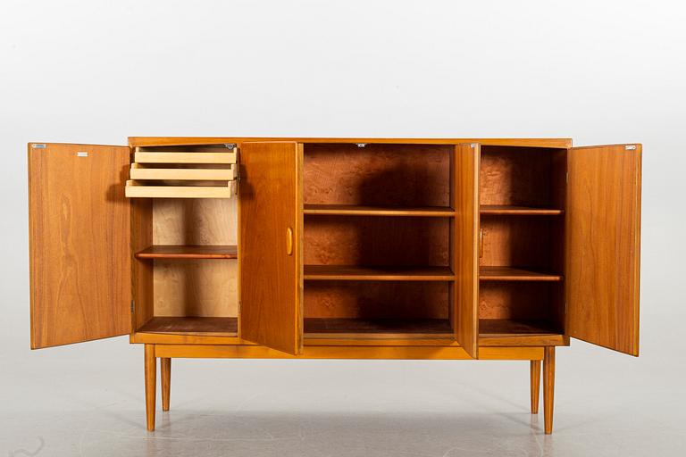 A SWEDISH MID 20TH CENTURY SIDEBOARD, H M Nordéns Möbelaffär.