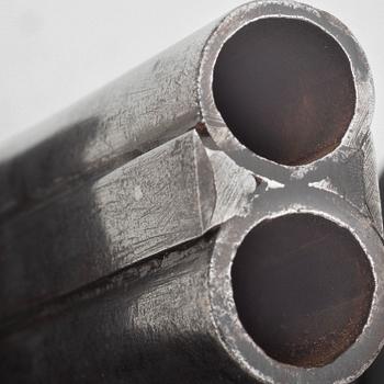 Flintlock pistol, 19th Century, and powder horn.