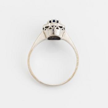 Ring, 18K vitguld med safir och rosenslipade diamanter.