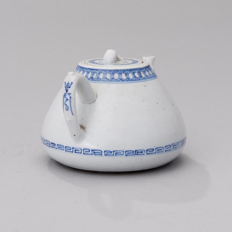 A Chinese porcelain tea pot from the early 19th century.