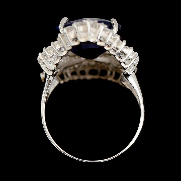 RING, vitguldspläterat sterlingsilver, safirer tot ca 1.10 ct, vita safirer tot ca 1.58 ct.