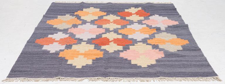 A flat weave carpet, ca 244 x 172 cm.