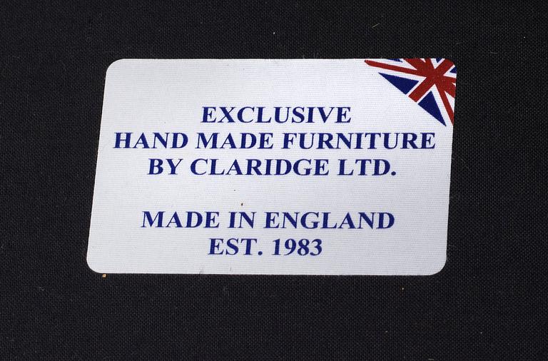 SOFFA OCH FÅTÖLJ, s.k. chesterfieldmodell, Claridge, England, 2000-tal.