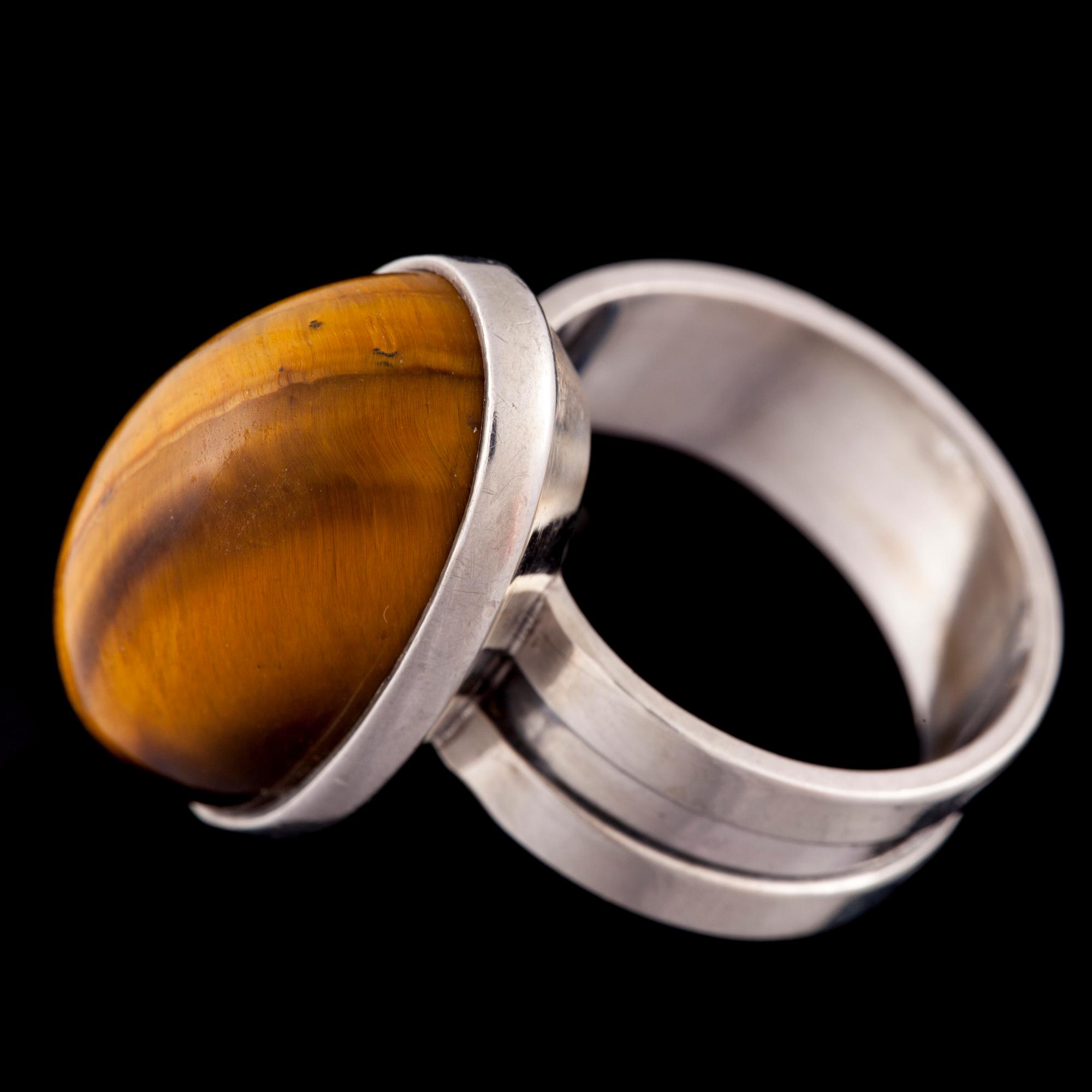 ARMSMYCKE, RING och BROSCH, silver, tigeröga. Åbo, 1960-70. Vikt totalt ca 39,7 g.