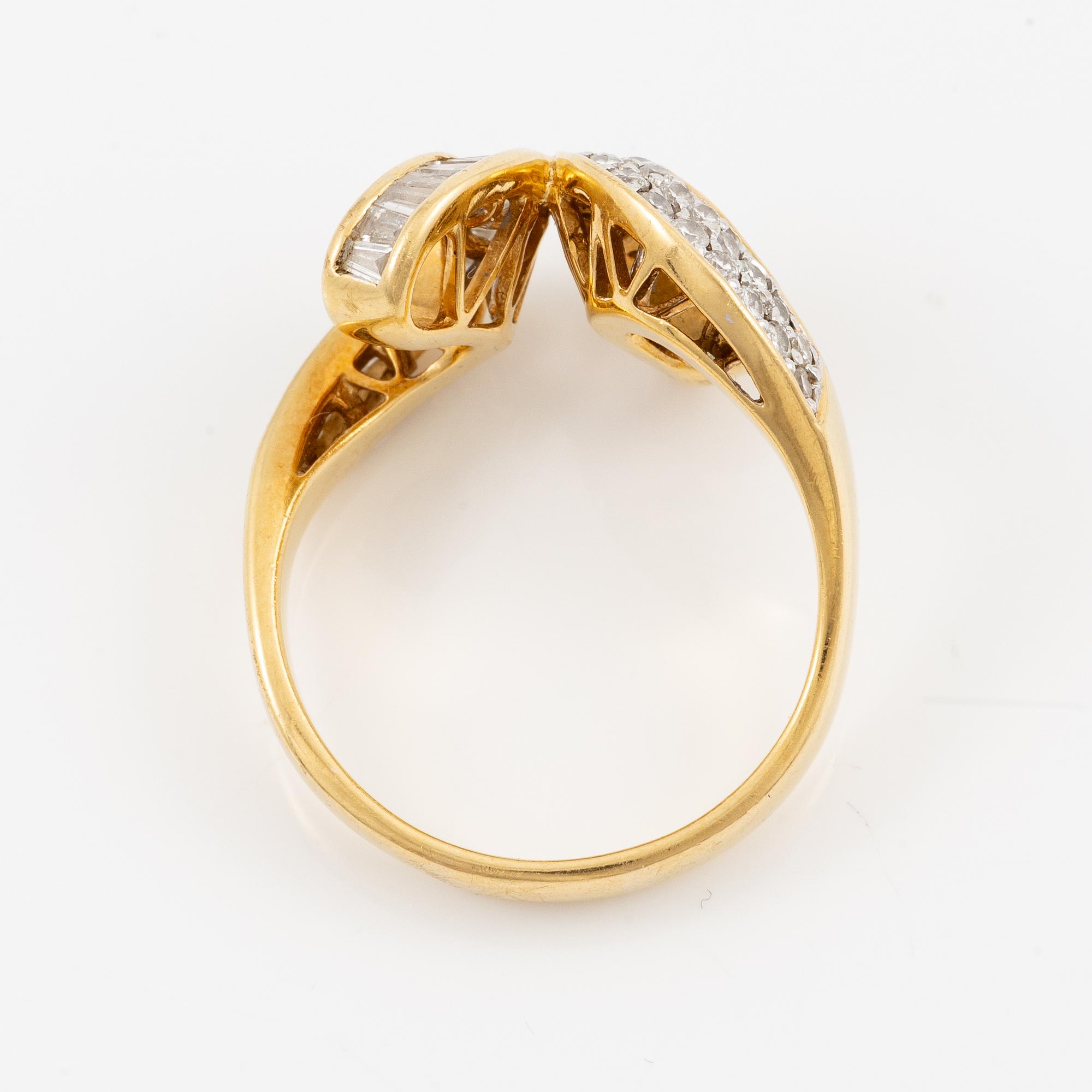 Ring, 18K gold with baguette-cut and brilliant-cut diamonds.