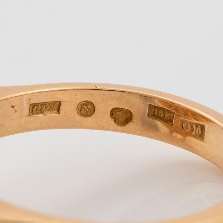 Ring 18K guld med en fasettslipad safir ca 3.50 ct samt runda briljantslipade diamanter.