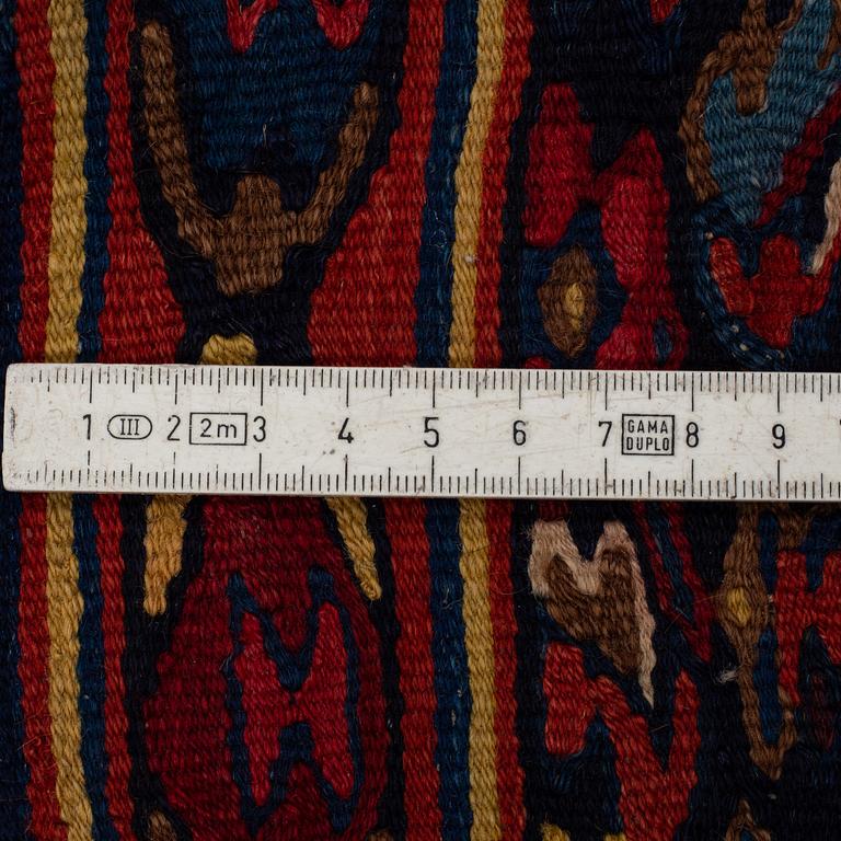 MATTO, a kilim, an old Senneh, ca 158 x 108,5-116 cm.