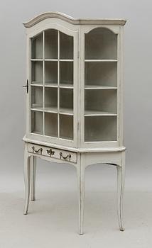 VITRINSKÅP, 1900-talets andra hälft.