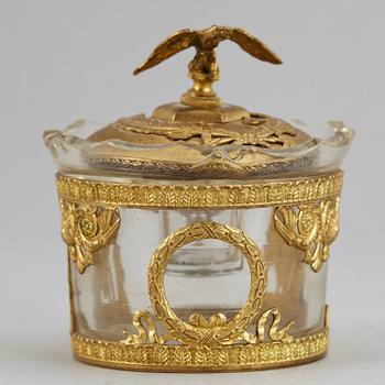 PRYDNADSFÖREMÅL, 4 st, 1800/1900-tal.