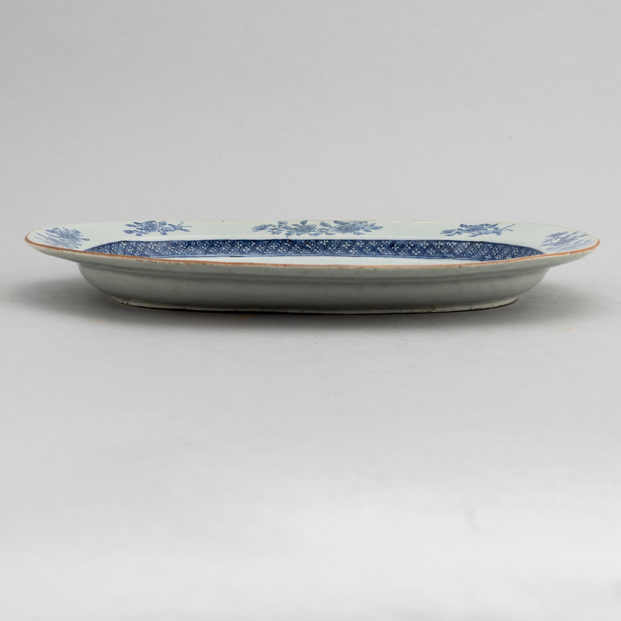 A blue and white serving dish, Qing dynasty, Qianlong (1736-95).