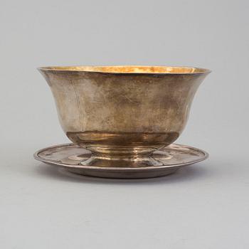 JOHAN GUSTAF ÅKERMAN, a parcel-gilt silver sauce bowl with stand, Stockholm, 1820.