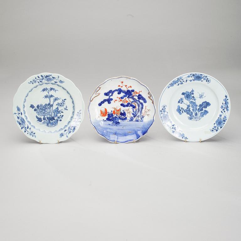 TALLRIKAR, 2 st, porslin Kina 1700-tal samt TALLRIK, porslin, Japan tidigt 1900-tal.