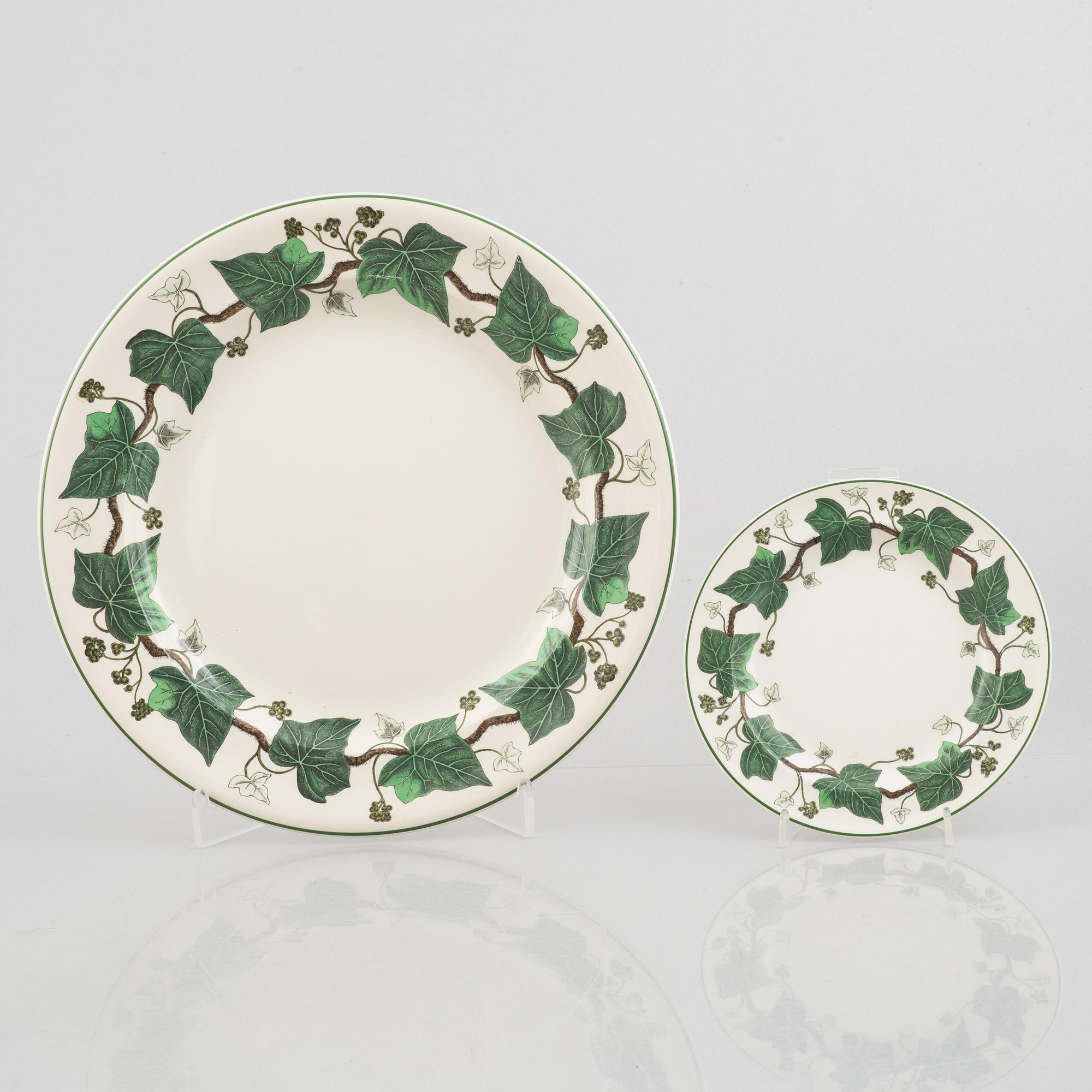 A "Napoleon Ivy" tea service, Wedgwood, England (26 pieces).