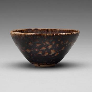 580. A Jizhou 'papercut and 'tortoiseshell' glazed bowl, Song dynasty (960-1279).