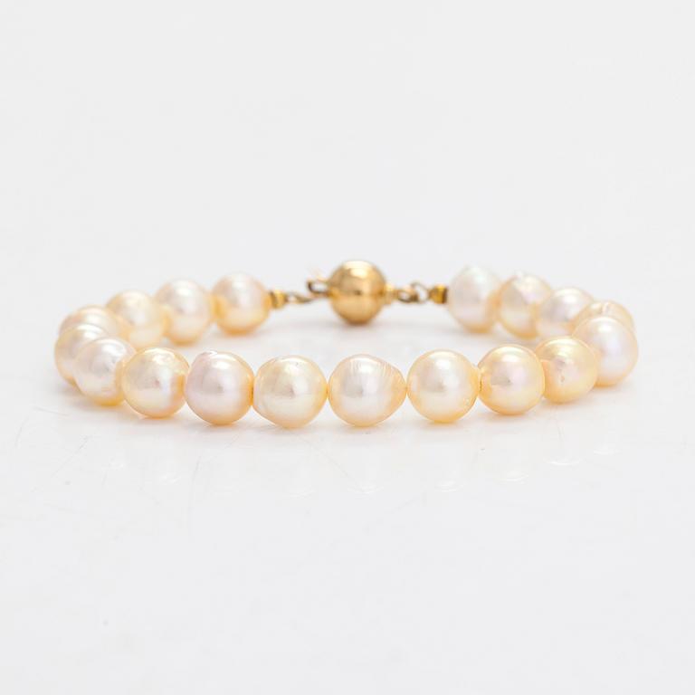 A set of cultured pearl necklace and bracelet, clasps in 18K gold. Italy.