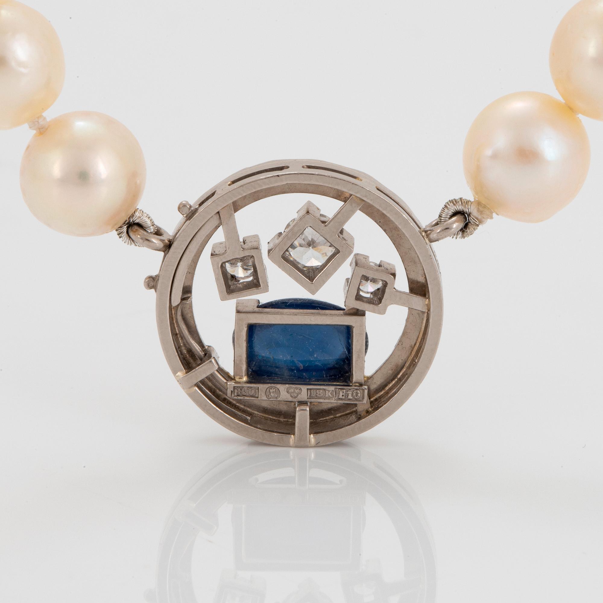A Rey Urban cultured pearl necklace with an 18K white gold clasp set with a cabochon-cut sapphire.