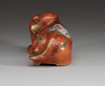 A famille rose figurin of a dog, late Qing dynasty.