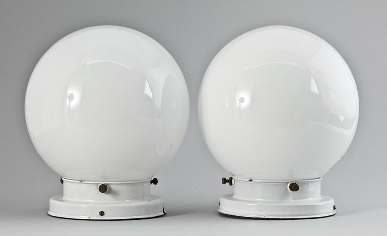 TAKLAMPOR, ett par, metall och glas, 1900-talets första hälft. H 28.