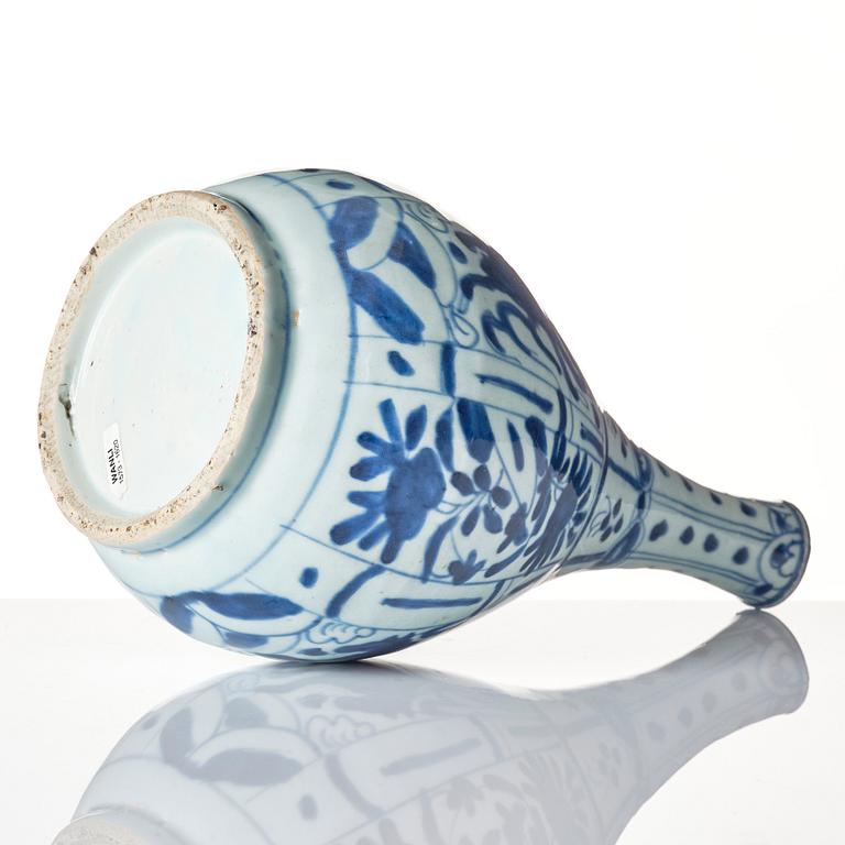 A blue and white flask, Ming dynasty, Wanli (1572-1620).