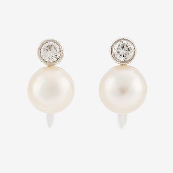 A pair of earrings in 18K gold with cultured pearls and round brilliant-cut diamonds.