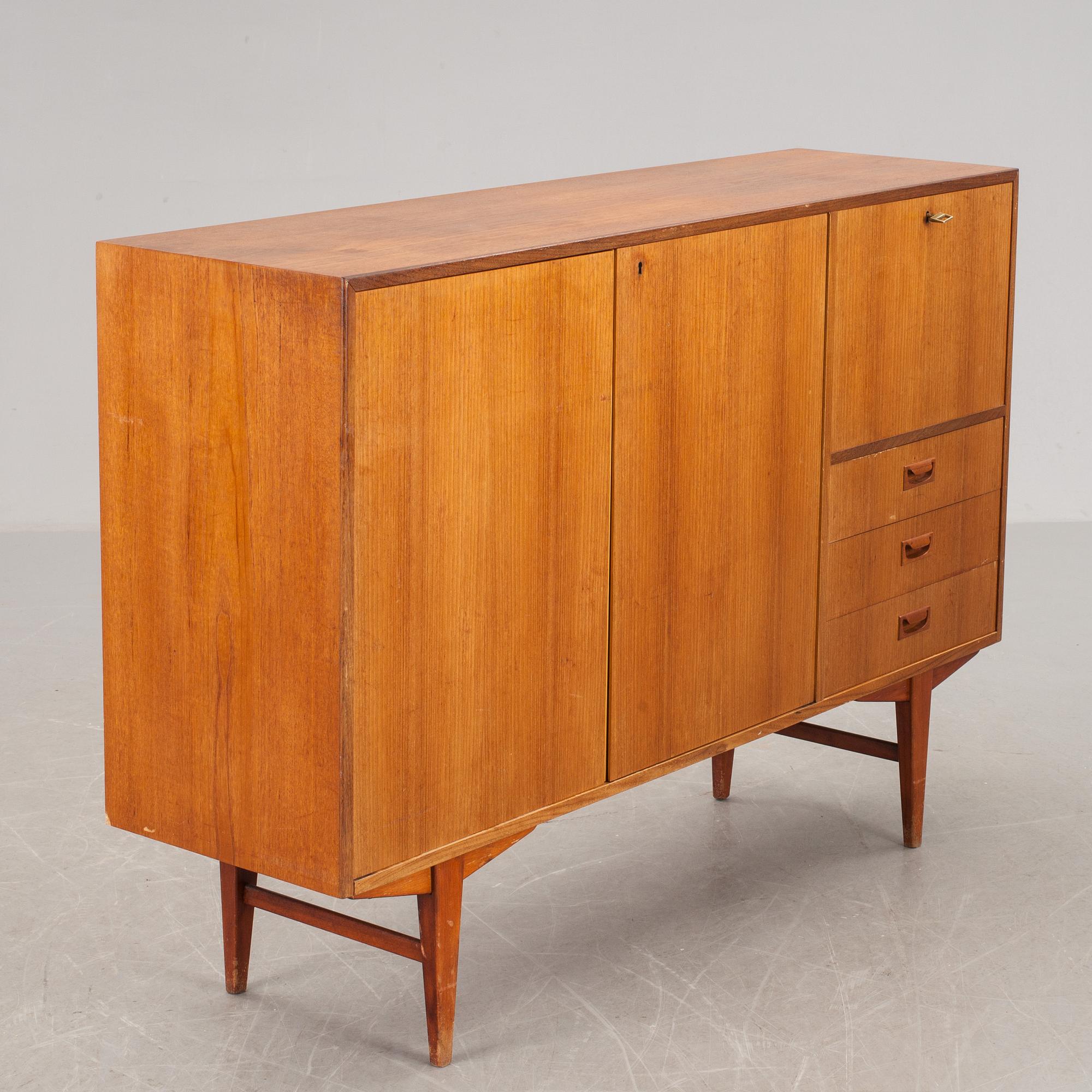 SIDEBOARD.  1900-talets andra hälft.