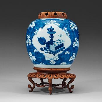 532. A blue and white jar, Qing dynasty, Kangxi (1662-1722).