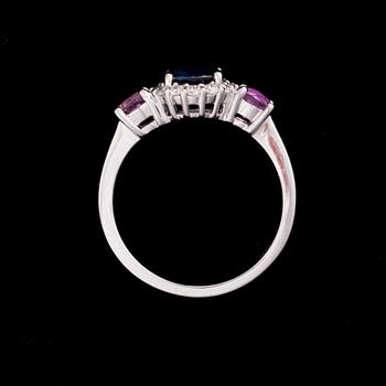 RING, 18K vitguld, safir, ljusröda safirer, diamanter. Vikt ca 5,0 g.