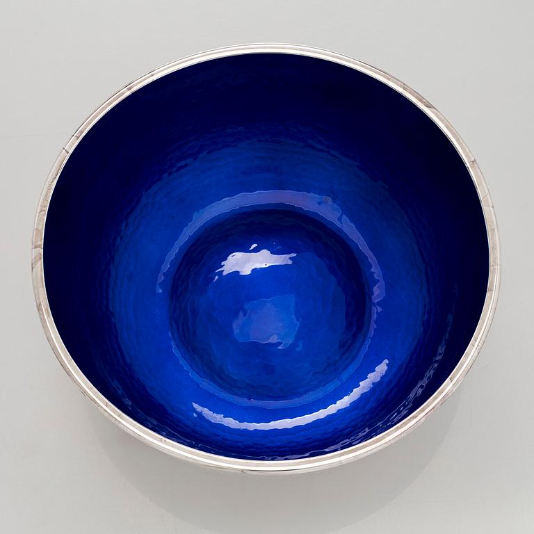 A. Tillander, skål, sterlingsilver och emalj. Helsingfors 2005.