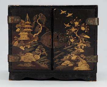 SKÅP, lack. Sen Qing.