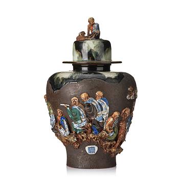 A large Japanese Sumidagawa jar with cover, Meiji period (1868-1912).