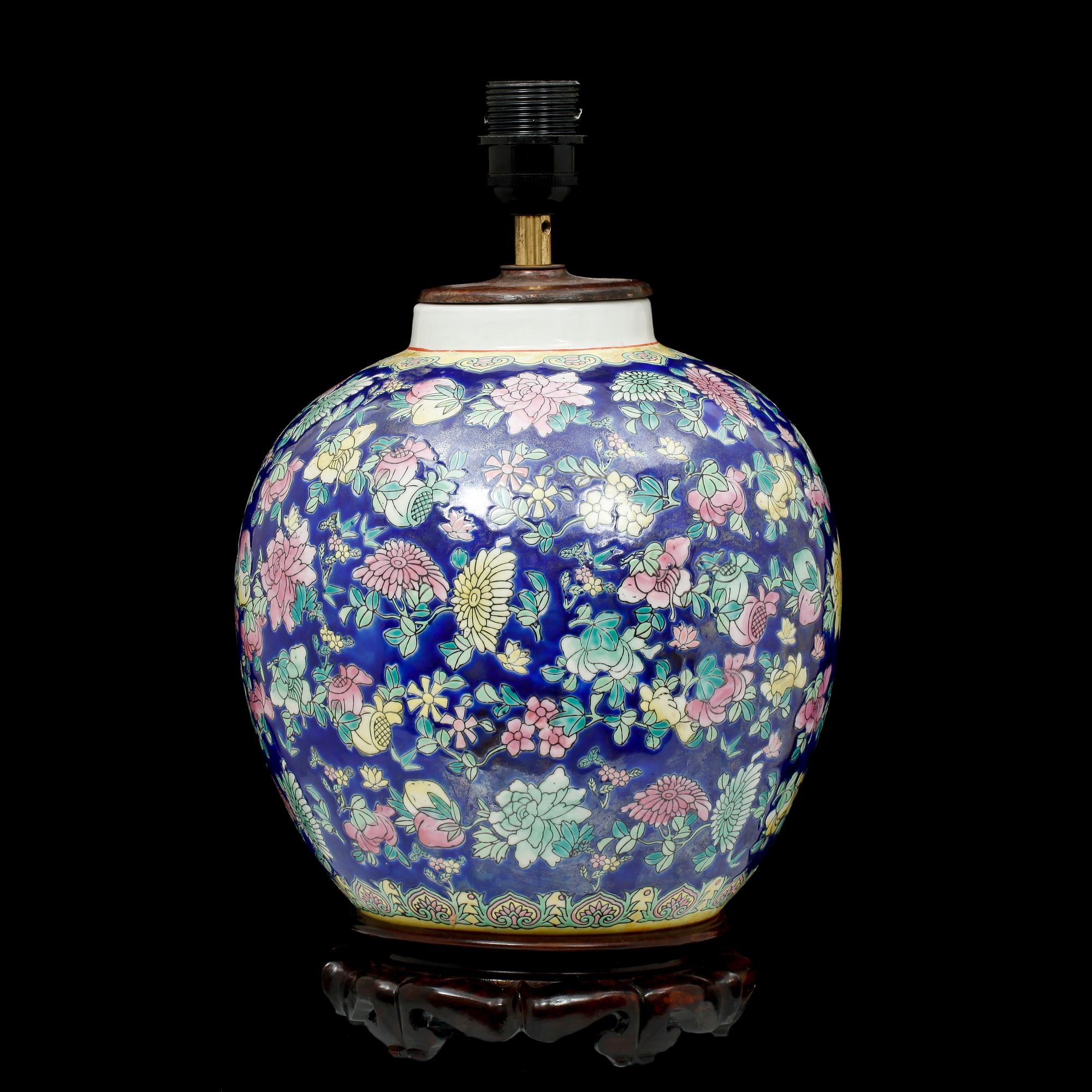 BORDSLAMPA, porslin, orientalisk, 1900-talets andra hälft.