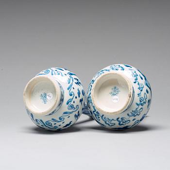 A pair of blue and white vases, Qing dynasty, Kangxi (1662-1722).