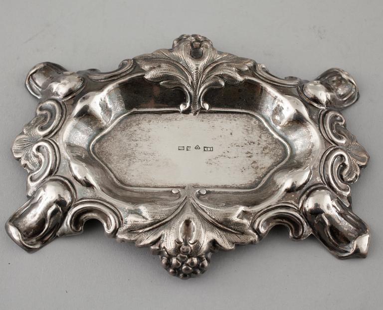A collection of silver, 7 pcs, i.a needle dishes, 19th-20th century. Weight 335 g.