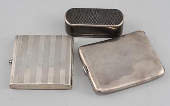CIGARETTETUIER, 2 st samt DOSA, silver, importstämplar, 1800/1900-tal. Total vikt 330 g.