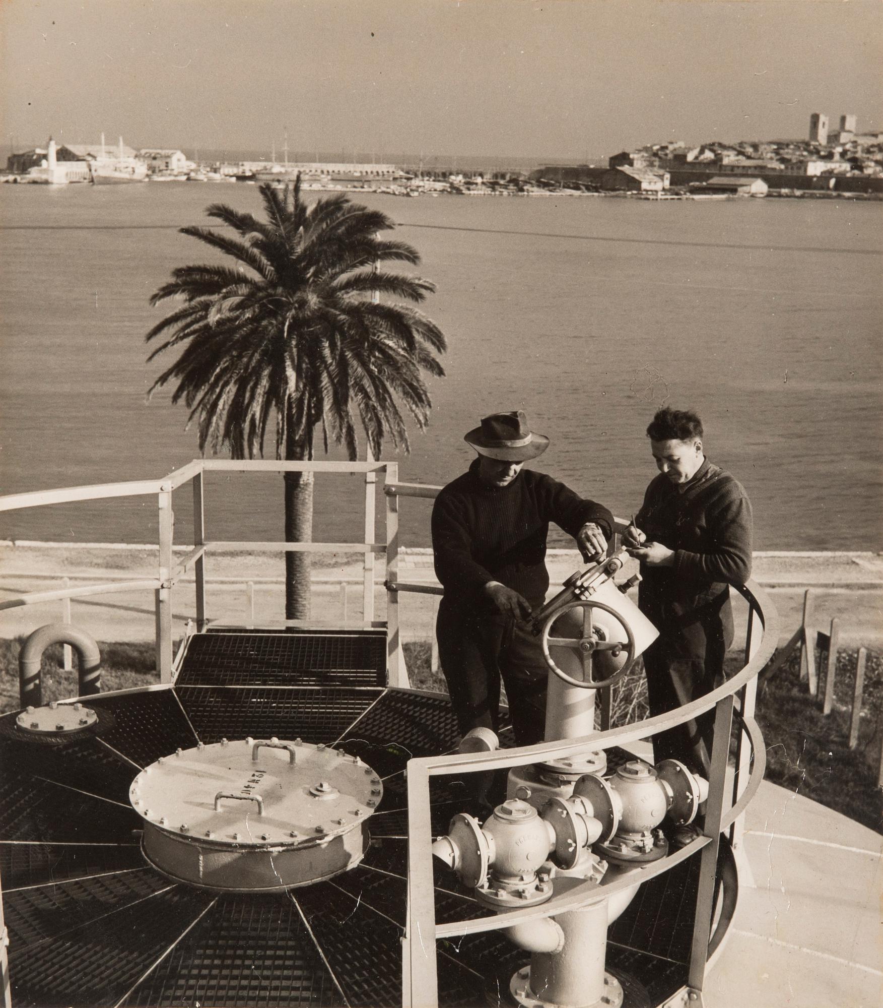 ROBERT DOISNEAU, gelatin silver print, stamped a tergo.