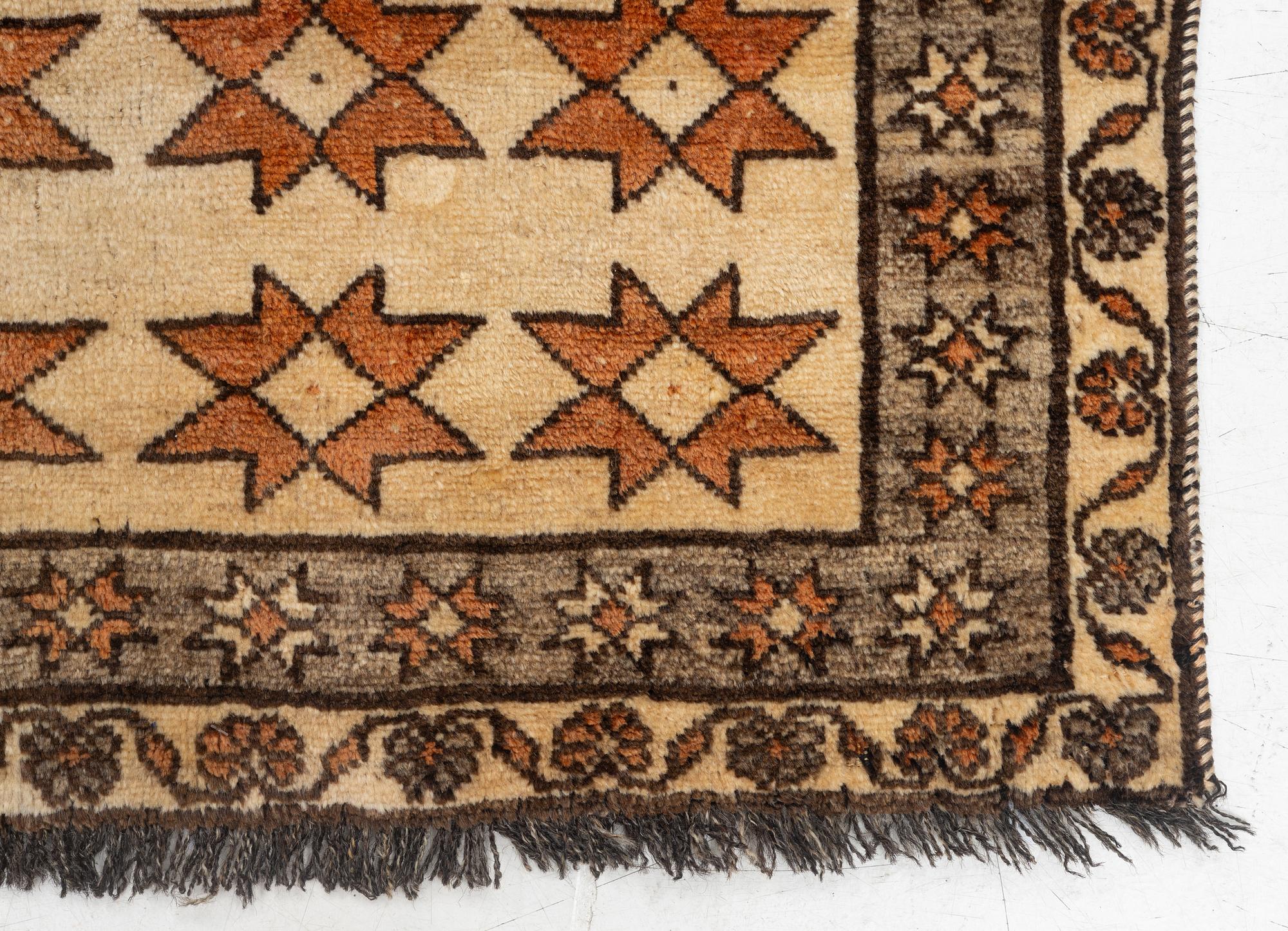 A rug, possibly Shiraz, c. 192 x 104 cm.