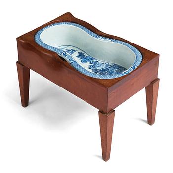 A blue and white bidet with a wooden stand, Qing dynasty, Qianlong (1736-95).