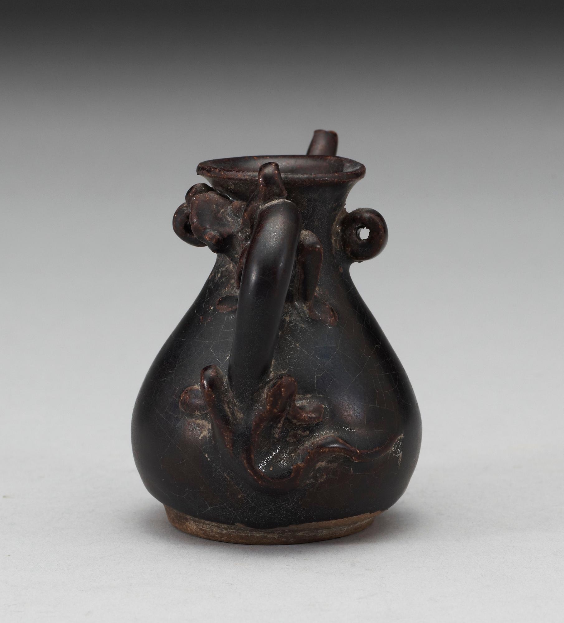 A brown glazed pot, Song/Yuan dynasty.