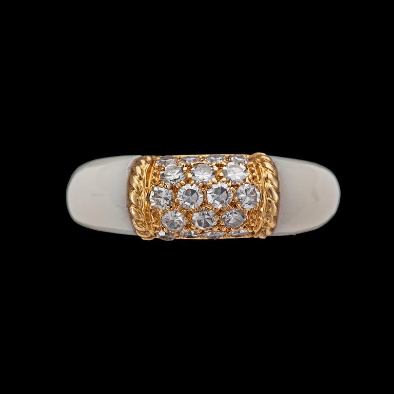RING, van Cleef & Arpels, med åttkantslipade diamanter, ca 0.50 c, med vit korall.