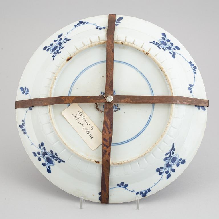 Two blue and white decorated plates, Qing dynasty, late 19th century.