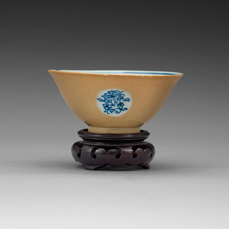 A blue and white and "café au lait" cup, Qing dynasty, Yongzheng (1723-36).