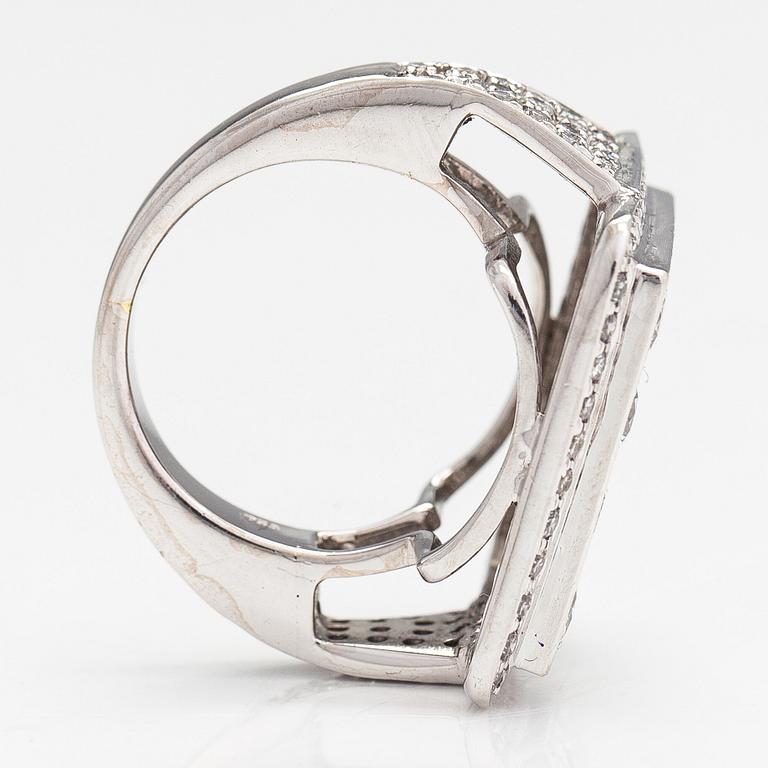An 18K whitegold ring with brilliant cut diamonds approx 3.36 ct in total.