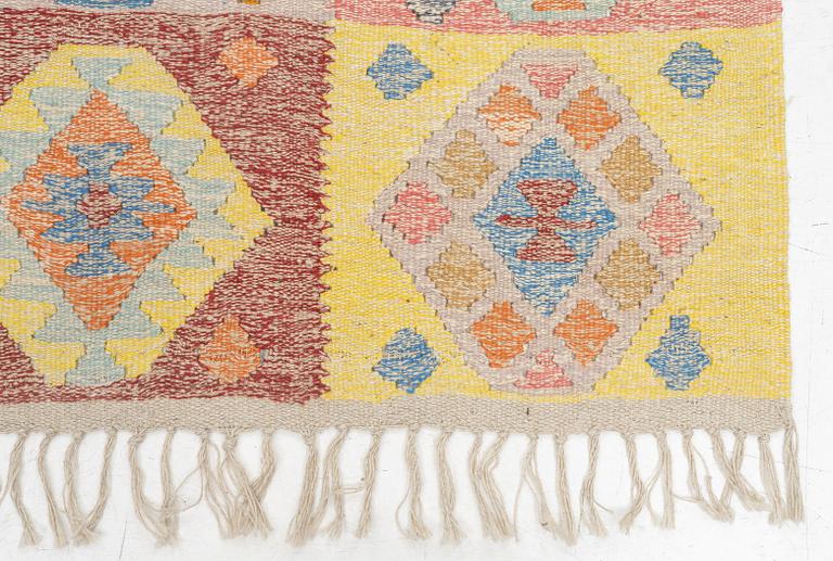 A kilim rug, c. 225 x 178 cm.