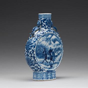 A blue and white moonflask, Qing dynasty, 19th Century.