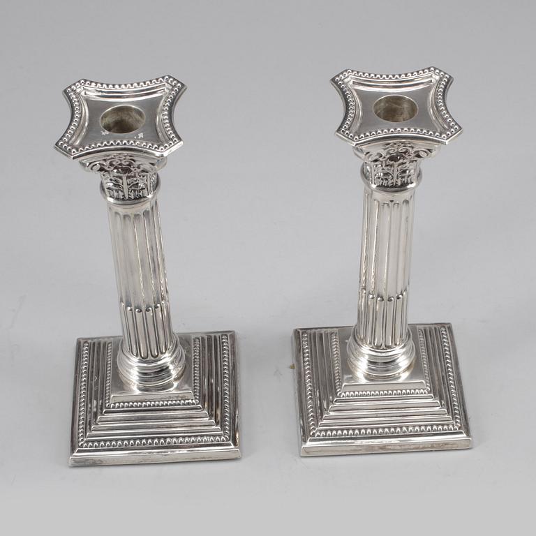 LJUSSTAKAR, ett par, silver, Birmingham, England, omkring år 1900. Fylld fot.