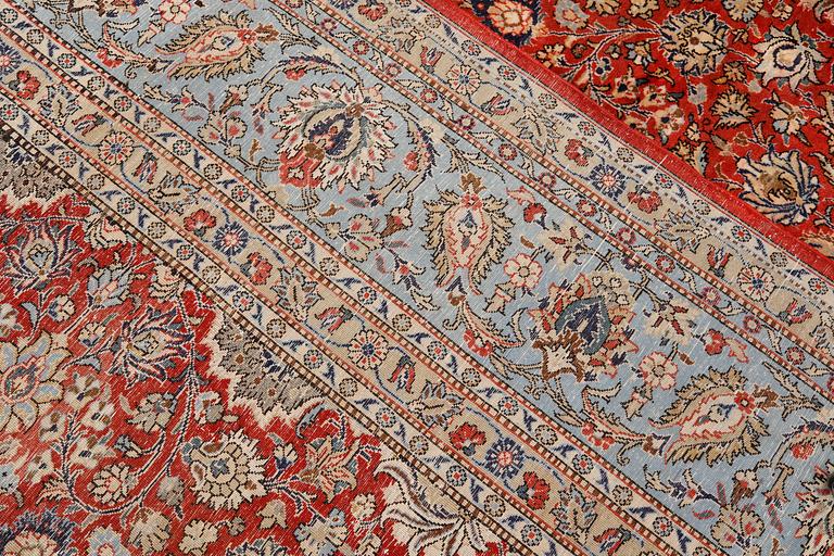 A part silk Sarouk carpet, approx. 530 x 365 cm.