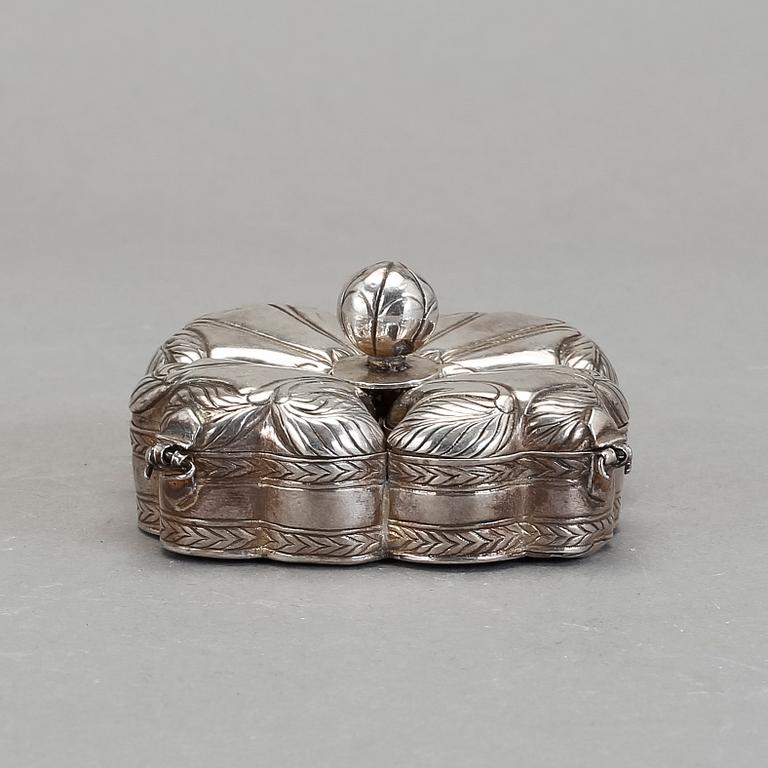 KRYDDKAR, silver. Förefaller ostämplat, 1800-tal. Vikt ca 103 gram.