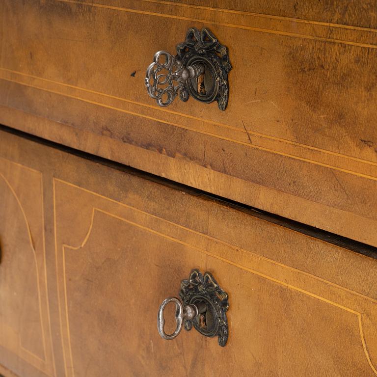 A Gustavian chest of drawers, 19th Century.
