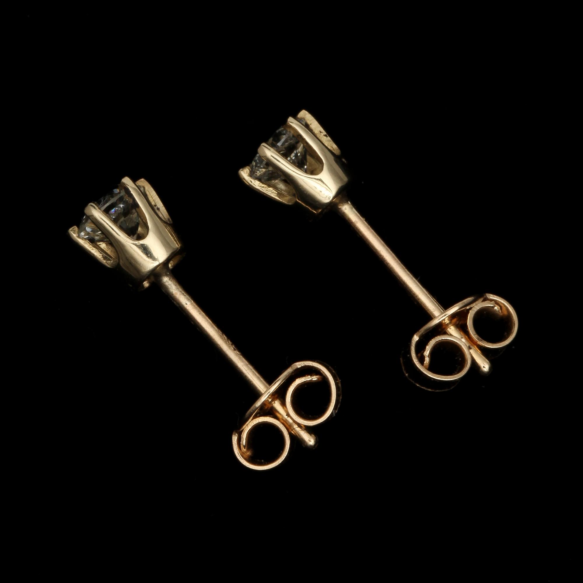 ÖRHÄNGEN, ett par, 14k guld med briljantslipade diamanter tot ca 0,46 ct. Vikt 1 g.